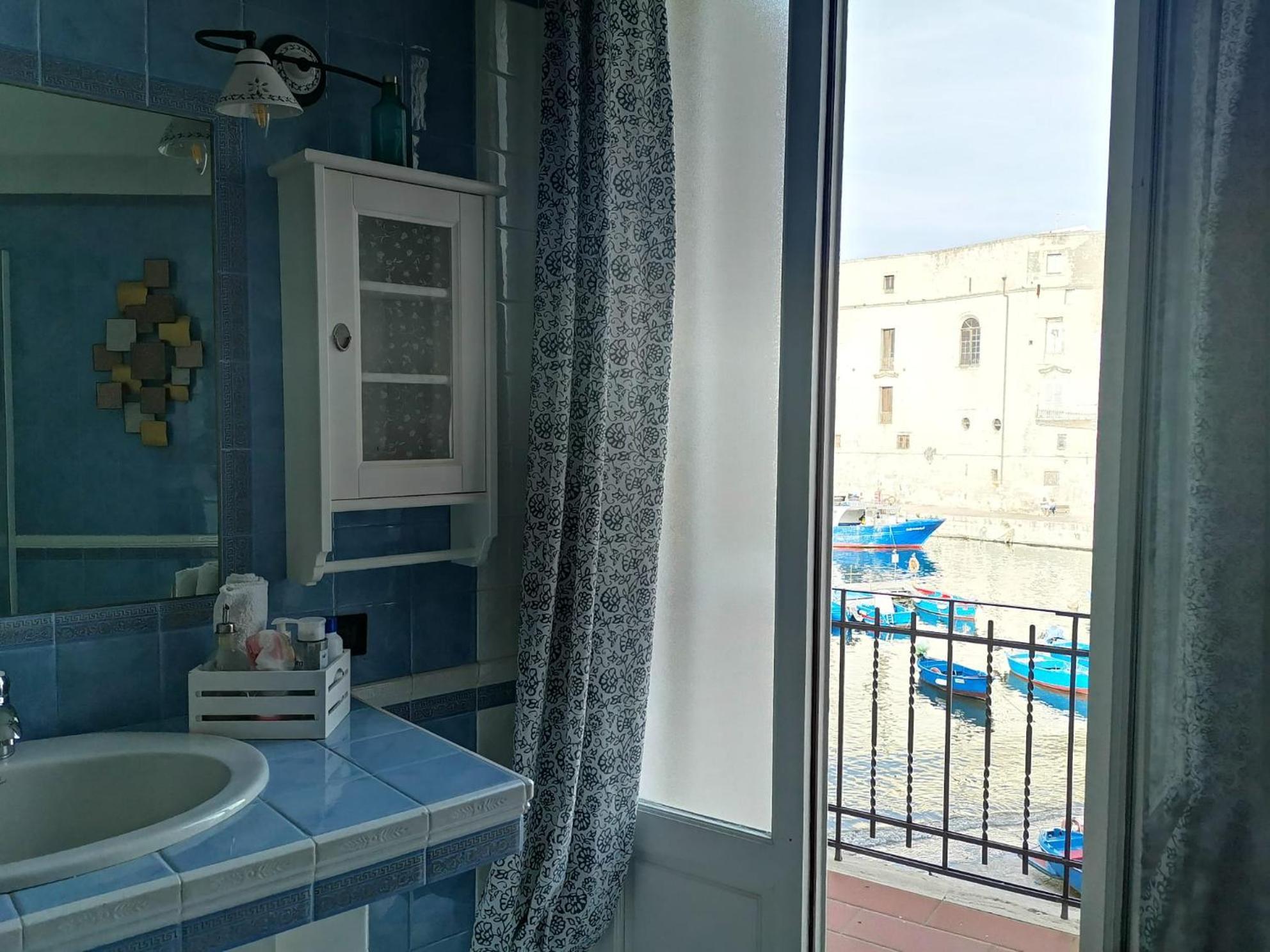 Palazzo Venezia - Luxury Holiday Rooms Монополи Экстерьер фото
